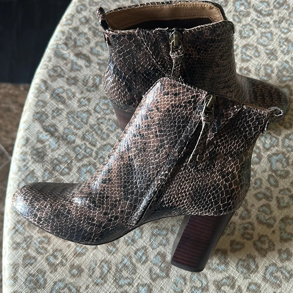 NIB LUCCA LANE Avra snake skin print ankle bootie 7.5
